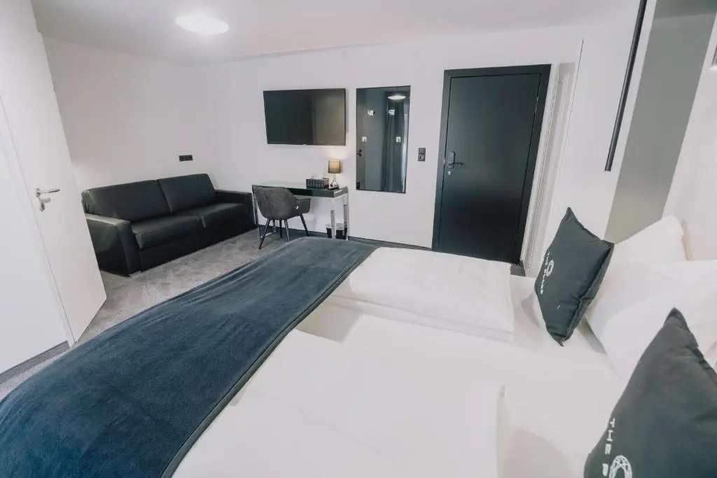 Hotelzimmer Reinigung Salzburg – Makellos weißes Doppelzimmer