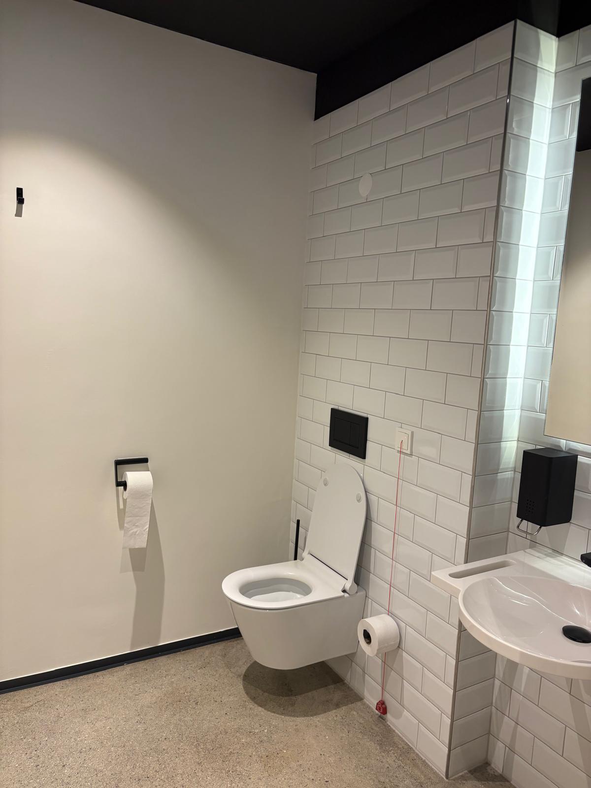 Sanitärreinigung Salzburg – Moderne WC-Anlage professionelle Hygiene Referenz