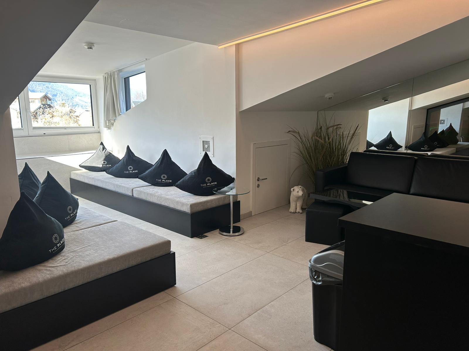 Spa Ruheraum mit Bergblick – Professionelle Wellness-Reinigung Pongau